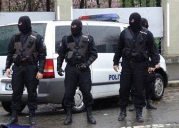 Mehedinți: Răpeau oameni de pe stradă și le luau banii