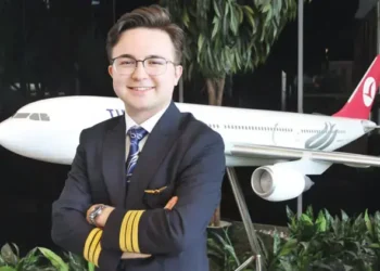 El este cel mai tânăr pilot al unei mari companii. Ai zbura cu el?