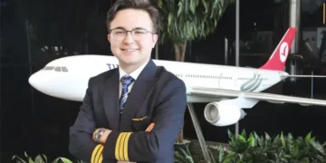 El este cel mai tânăr pilot al unei mari companii. Ai zbura cu el?