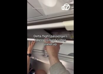 Panică la bordul unui zbor Delta: pasagerii au fost nevoiți să țină cu mâinile tavanul care se prăbușea