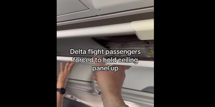 Panică la bordul unui zbor Delta: pasagerii au fost nevoiți să țină cu mâinile tavanul care se prăbușea