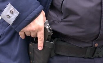 Polițist împușcat de un coleg