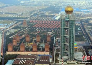 Satul în care a fost ridicat un zgârie-nori, miracol economic sau experiment social?