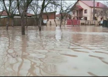 Victor Ponta, cetățean de onoare în satul pe care l-a înecat – cu recunoștință, din partea sinistraților