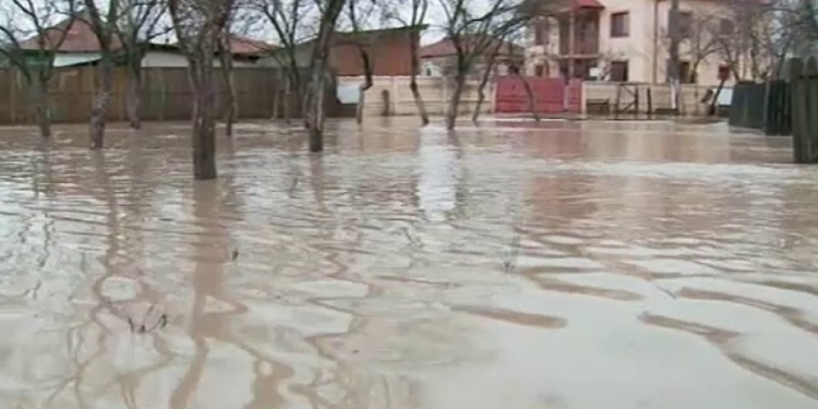 Victor Ponta, cetățean de onoare în satul pe care l-a înecat – cu recunoștință, din partea sinistraților