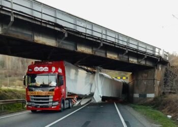 Autotren blocat pe DN6