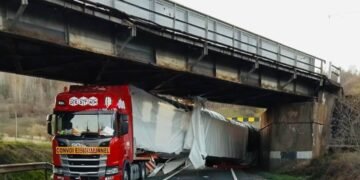 Autotren blocat pe DN6