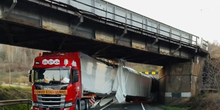 Autotren blocat pe DN6