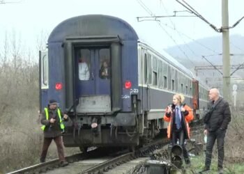 Camion lovit de un tren de pasageri