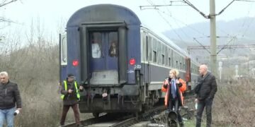 Camion lovit de un tren de pasageri