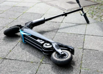 Doi copii pe o trotinetă electrică. Final fatal!