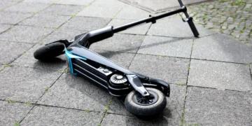 Doi copii pe o trotinetă electrică. Final fatal!