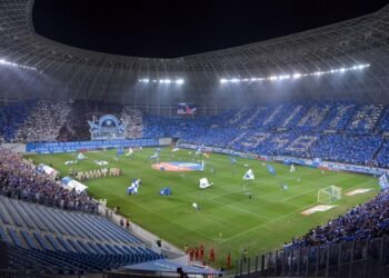 Zeci de mii de suporteri fac Craiova să vibreze