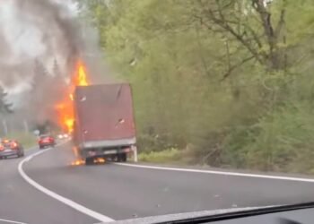 Autoutilitară cuprinsă de flăcări, șofer cu arsuri