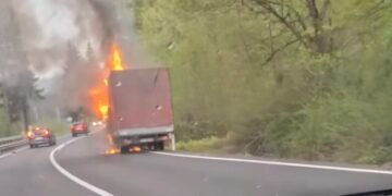 Autoutilitară cuprinsă de flăcări, șofer cu arsuri