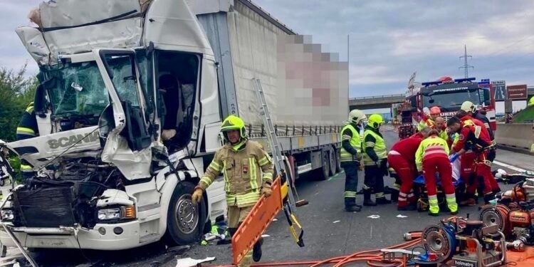 Autostradă închisă ore bune pentru intervenția salvatorilor