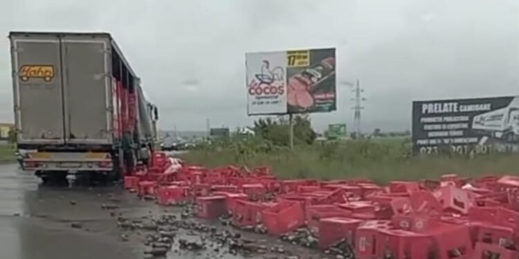 Zeci de lăzi cu bere căzute dintr-un TIR
