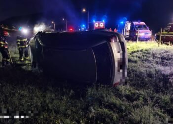 Cinci tineri în mașina răsturnată pe câmp
