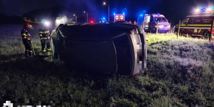 Cinci tineri în mașina răsturnată pe câmp