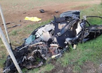 Doi tineri au murit după un impact devastator între un autoturism și un camion