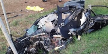 Doi tineri au murit după un impact devastator între un autoturism și un camion