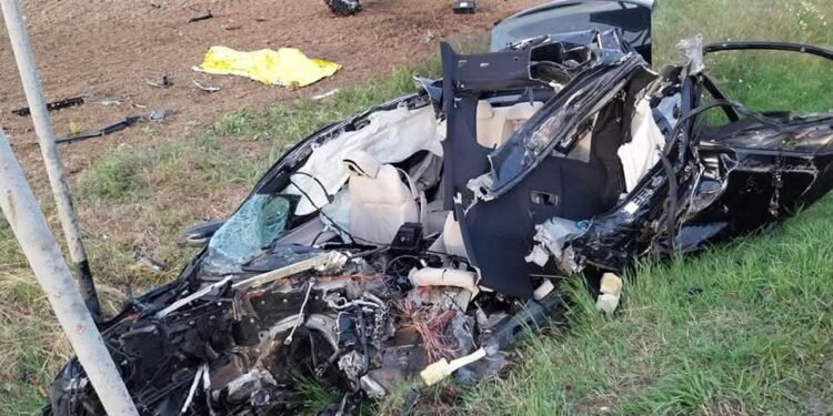 Doi tineri au murit după un impact devastator între un autoturism și un camion