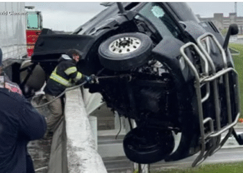 Șofer: Sunt doar atârnat peste pod, nu vreau să mor!