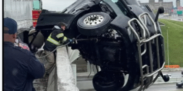 Șofer: Sunt doar atârnat peste pod, nu vreau să mor!