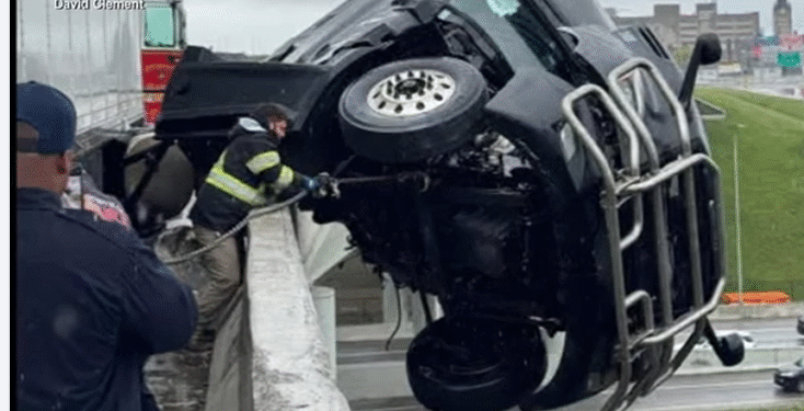 Șofer: Sunt doar atârnat peste pod, nu vreau să mor!