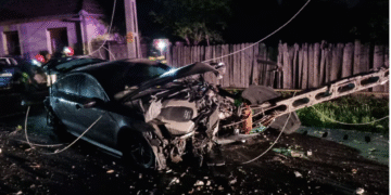 Un autoturism a rupt un stâlp de electricitate și a avariat o conductă de gaz