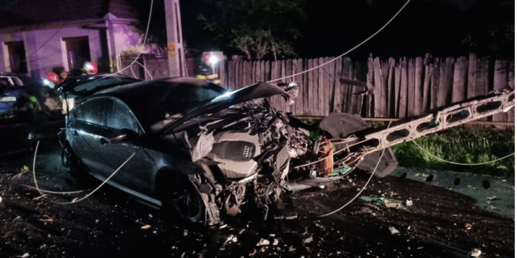 Un autoturism a rupt un stâlp de electricitate și a avariat o conductă de gaz