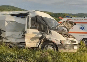 O dubiță în care se aflau doi tineri a fost spulberată de tren