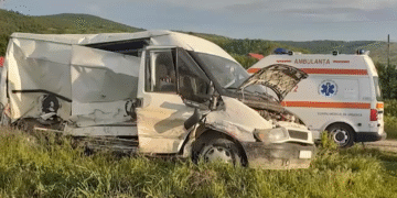 O dubiță în care se aflau doi tineri a fost spulberată de tren