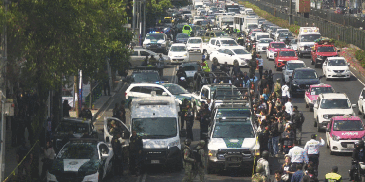 Asasinat la vârful puterii: Doi colaboratori apropiați ai primarului din Mexico City, împușcați mortal în plină stradă