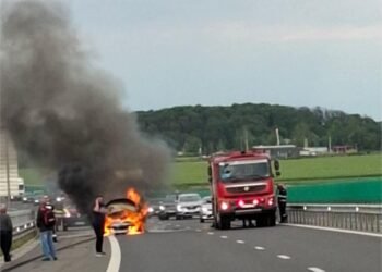Mașină cuprinsă de flăcări pe autostradă