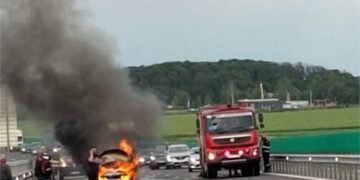 Mașină cuprinsă de flăcări pe autostradă