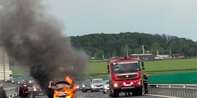 Mașină cuprinsă de flăcări pe autostradă