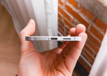 Este cel mai subțire telefon de la Samsung, dar cum stă cu bateria?