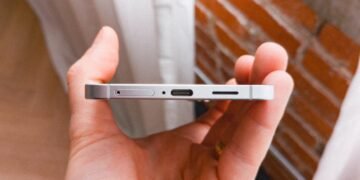 Este cel mai subțire telefon de la Samsung, dar cum stă cu bateria?