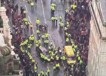 Liverpool, lovit de o nouă tragedie: Mașină intră în mulțime la parada de titlu