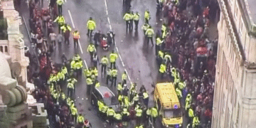 Liverpool, lovit de o nouă tragedie: Mașină intră în mulțime la parada de titlu