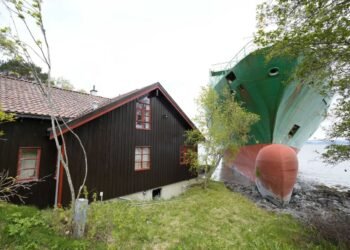 Vaporul a eșuat lângă o casă, proprietarul dormea liniștit!