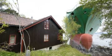 Vaporul a eșuat lângă o casă, proprietarul dormea liniștit!