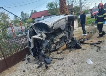 Gorj: Autoturism intrat într-un cap de pod