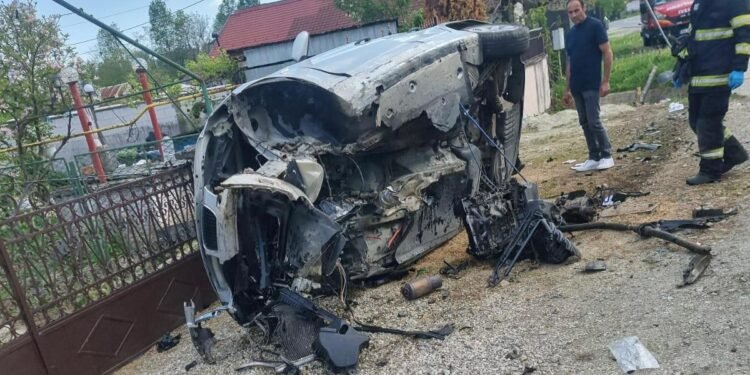 Gorj: Autoturism intrat într-un cap de pod