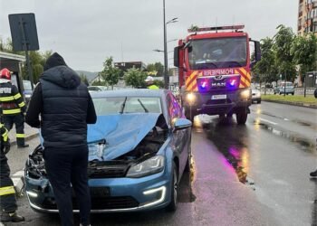 Impact între două mașini, un bărbat la spital