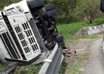 Un autocamion s-a răsturnat într-o curbă periculoasă