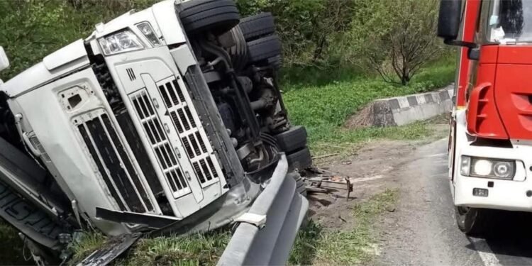 Un autocamion s-a răsturnat într-o curbă periculoasă