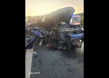 Șoferul nu a văzut un tir parcat și și-a nenorocit familia