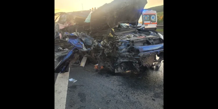 Șoferul nu a văzut un tir parcat și și-a nenorocit familia